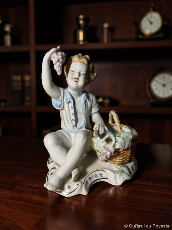Figurină porțelan fin Crown Regent copil cu struguri, vintage 1950-70