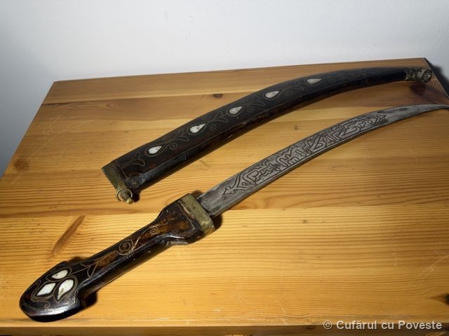 Sabie orientală vintage decorativă cu teacă – model curbat gravat, stil otoman/arăbesc