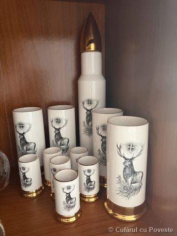 Set vintage bar cu cerb – carafă și pahare porțelan alb cu detalii aurii