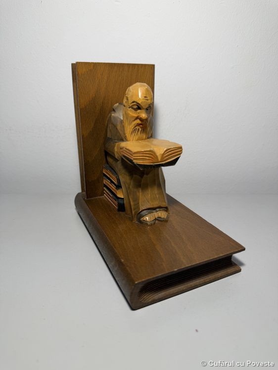 Suport cărți sculptat lemn – înțelept citind, vintage 1940-1970