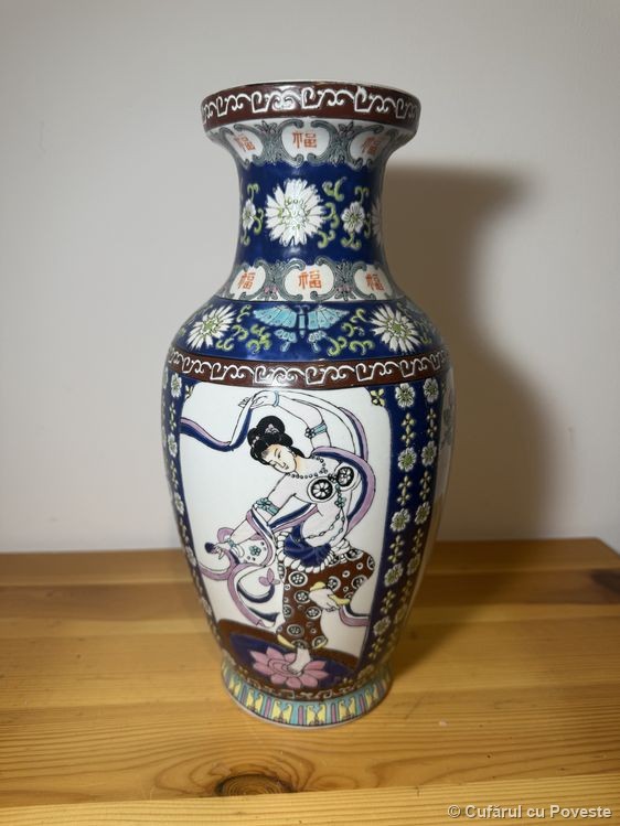 Vază porțelan chinezesc Famille Rose cobalt, pictată manual, 1960-1980